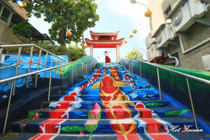 花蓮景點「福天宮鯉魚彩繪樓梯」/ 窩客 熱血玩台南 提供