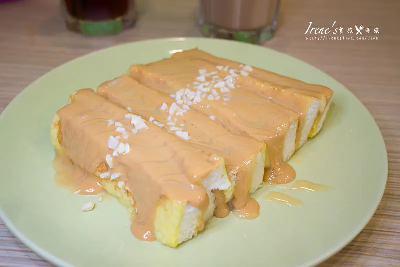 切成條狀的吐司，淋上厚厚一層熔岩花生醬，傾倒而洩的模樣，太誘人了！花生醬柔滑香濃，濕潤不乾，帶有花生顆粒，口感份外加分，喜歡花生味的千萬不要錯過這款。