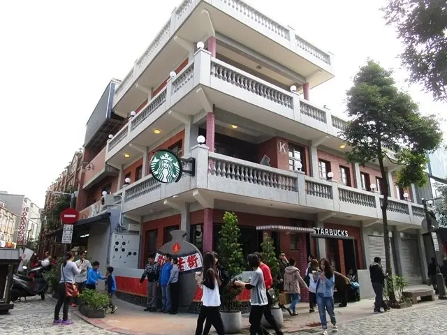 星巴克特色門市「星巴克咖啡 Starbucks Coffee (鶯歌店)」 /美食窩客  35號的腳印 提供