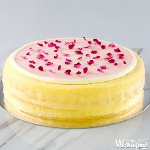 自帶濾鏡必拍甜點再加一！Lady M超夢幻「玫瑰粉紅千層蛋糕」限量登場，4/16搶先預購開賣。