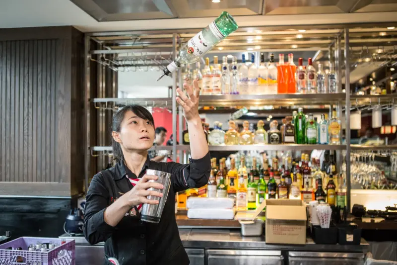 強者都在這！TGI FRIDAYS亞洲盃花式調酒大賽，少女調酒師氣勢十足！