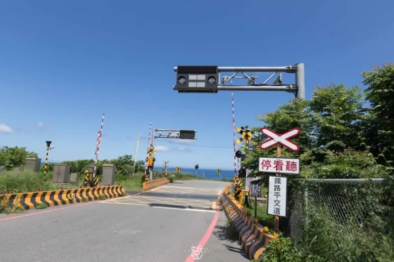 台東景點「櫻木花道平交道」 /窩客 老莫 Say 台南。踅台南。 提供