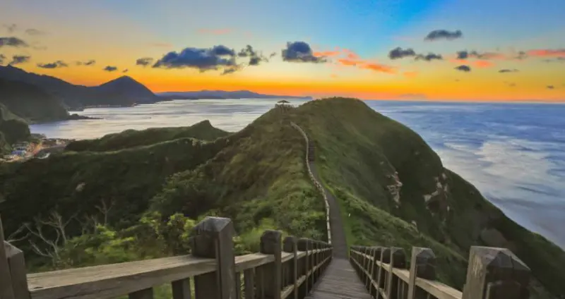 [遊記]【新北市瑞芳區】2017鼻頭角步道。盡享海天一線.夕陽美景│台版萬里長城。綿延不斷山巒海景│北部最美小學‧鼻頭國小│怎麼去/交通/公車/台灣好行黃金福隆線/國光客運/基隆客運/地圖/拍攝點/夕