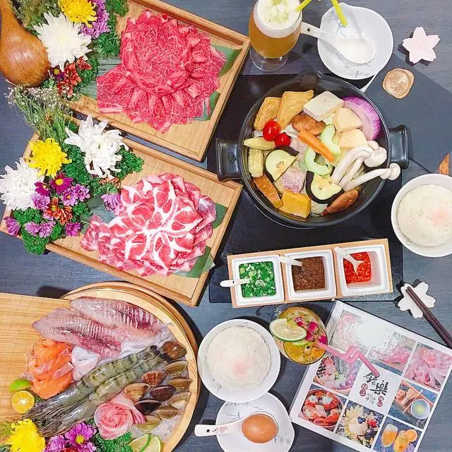 【 台中火鍋 - 鍠樂極上和牛海鮮鍋物 】公益路美食推薦║公益路高級火鍋！吃火鍋還有專業攝影師幫你拍照！食材新鮮服務態度好！