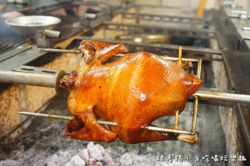 新竹原住民主題餐廳。純炭火原住民特色烤肉肉。馬告烤雞。小米酒竹桶鮮蝦湯。蔥爆炒山豬肉。木桶斑蘭葉馬告野香米飯(燒肉.好停車.公道五.營業時間電話菜單.邀約)--踢小米食記