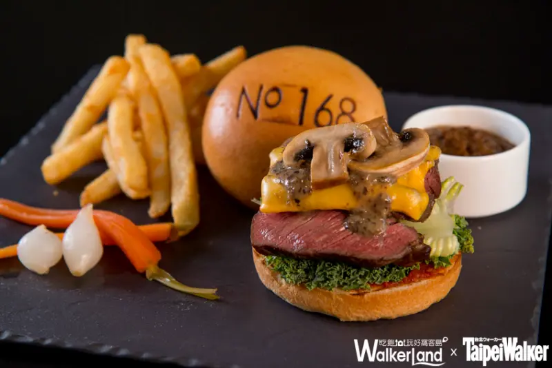 咬下去滿是牛肉！牛排館午間改賣美式漢堡！