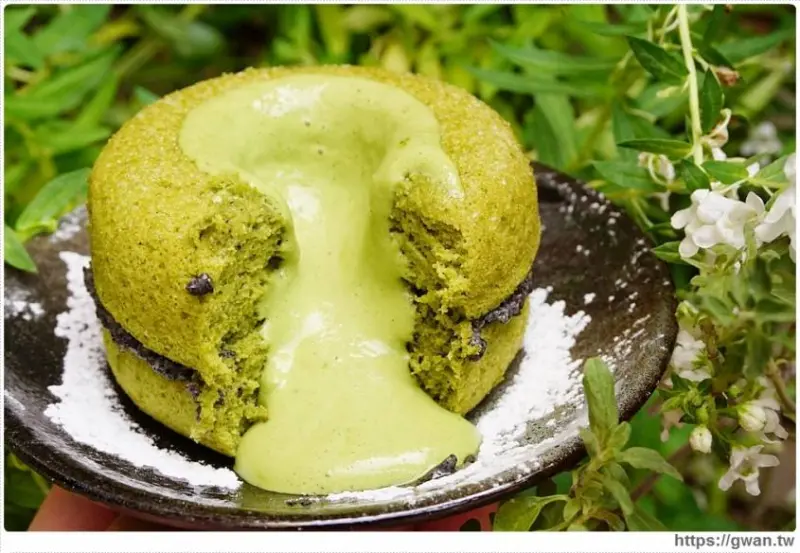 樂初咖啡 - 抹茶瀑布流不停 | 史上最浮誇的抹茶甜甜圈就是你了!