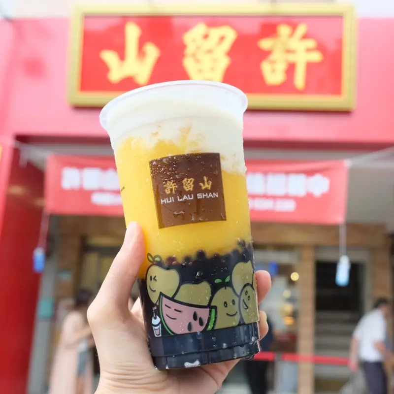 最潮街拍手搖飲洗版IG！香港甜點之王「許留山」睽違12年強勢登台，連續8天1600杯超人氣甜品免費送。