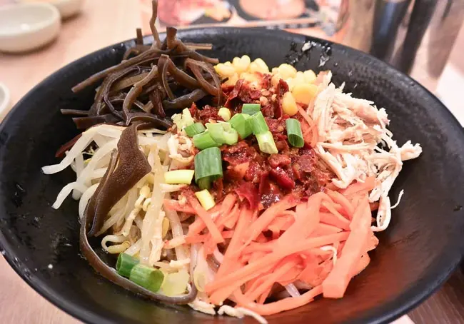*美食*金湯石鍋*料多實在的麻辣乾拌麵