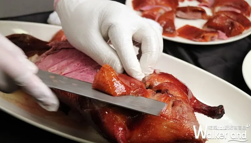 烤鴨控不能錯過！台南晶英酒店晶英軒推出「極品烤鴨宴」，廣式掛爐一鴨七吃，挑戰烤鴨控挑剔的嘴。