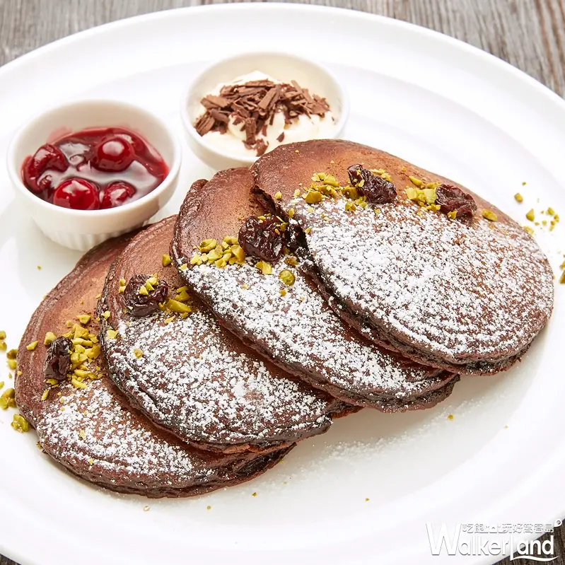 巧克力控又要瘋了！紐約早餐女王「Sarabeth’s」首推超濃厚「黑森林櫻桃鬆餅」，期間限定錯過就再也吃不到。
