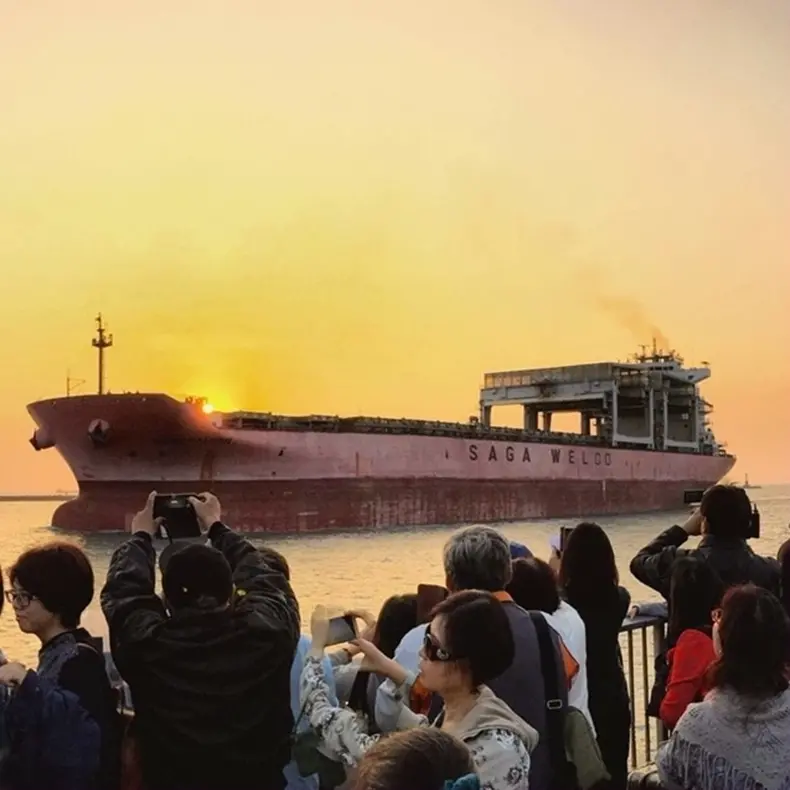 2017最後一道夕陽就在這裡！高雄市將舉辦「夕陽音樂展演活動」，以音樂、舞蹈和美食一起歡送2017。