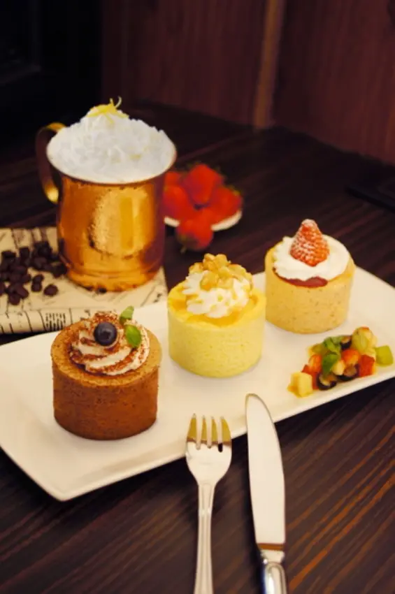 西雅圖極品嚴焙_朵漾花園mini舒芙蕾厚鬆餅(原價200元)+柚香拿鐵(180元)，8折嘗鮮價299元