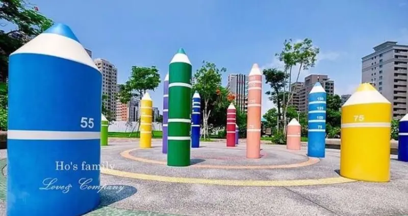 [高雄景點]IG打卡新亮點！超萌放大版彩色鉛筆公園～秀拉兒童遊戲場｜鉛筆裝置藝術、繽紛傳聲筒、攀爬球體、反射筒馬賽克拼貼