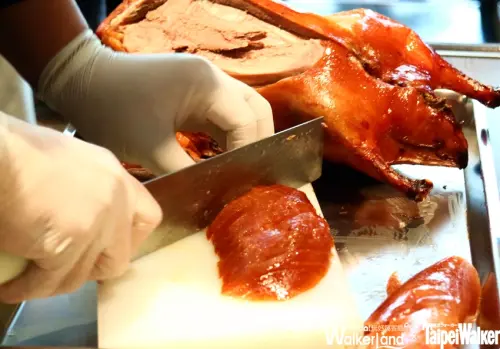 正宗烤鴨二吃，香宮客座主廚「烤鴨廚神袁超英」，經典上菜！