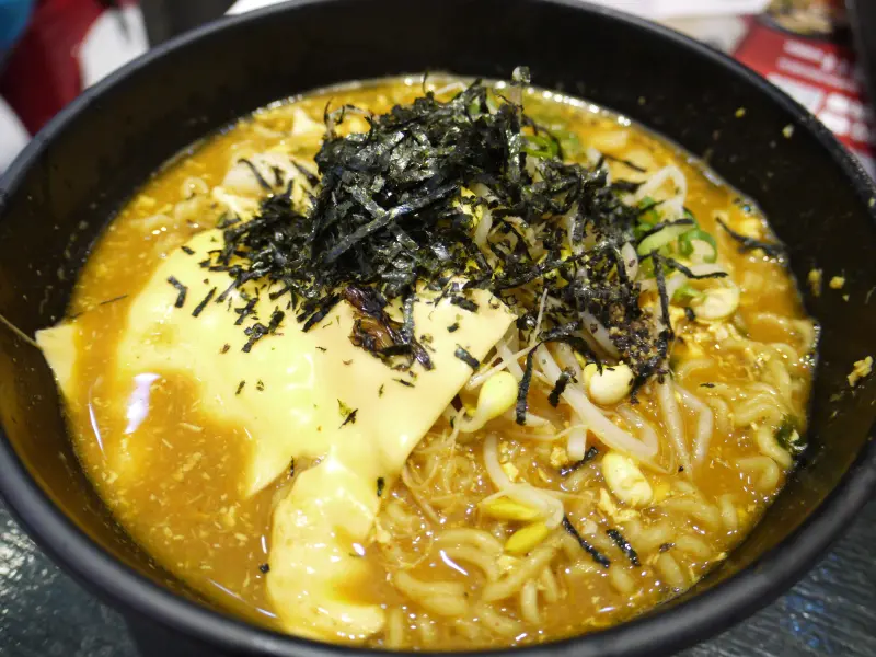 全台第一家韓式「TEUMSAE縫隙拉麵」11/20旋風登台，泡菜霜淇淋超吸晴！開幕當天拉麵買一送一！