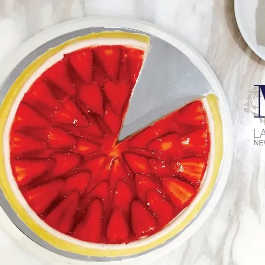 草莓季就是要給你翻倍草莓！Lady M獨家限定「草莓香緹千層蛋糕」，絕對讓草莓控大呼過癮。