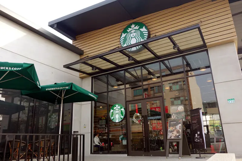 星巴克特色門市「星巴克咖啡 Starbucks Coffee (虎尾寮店)」 /美食窩客  跟著小毛一起趴趴GO 提供