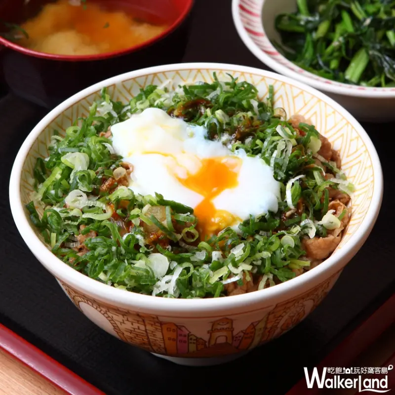 桃園人終於等到了！堪稱日本CP值最高丼飯「SUKIYA すき家」，桃園一號店插旗桃園火車站，百元有找牛丼套餐必吃。