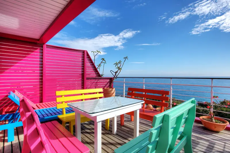 走進夢幻藍白世界！絕美般的無敵海景民宿，出門踏一步你就後悔了！