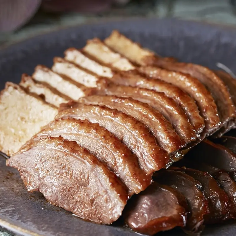 懂吃的老饕不能錯過!台北喜來登辰園推出「拂羽金宴」全新黃金片皮鵝桌席盛宴,搶攻老饕必吃口袋名單。