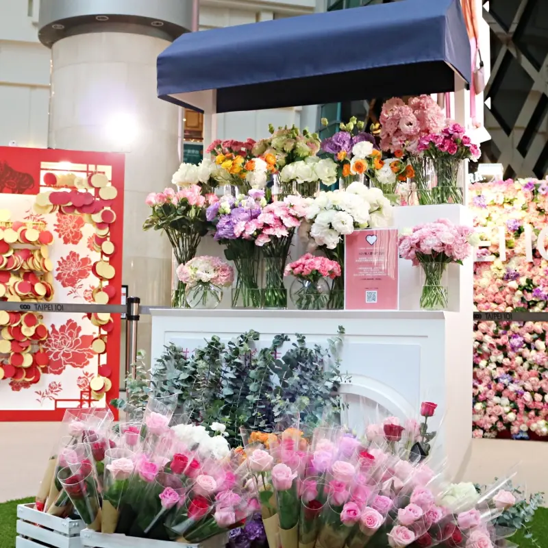 誰說女孩兒不喜歡玫瑰花！台北101與台北花市合作推出「情人節我愛你」一日限定活動，只要完成指定任務就可以獲得精緻玫瑰一朵。