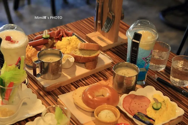 【台南．東區】44 Bit Cafe Lab：風格獨特的個性咖啡早午餐店，現場電音DJ Live令人驚艷~