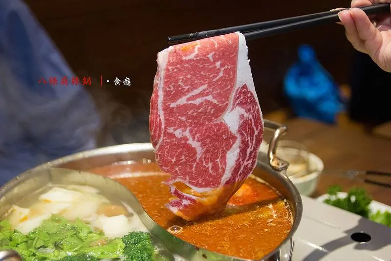 當我們「聚」在一起分享彼此的生活趣事，但請不要一直看著我鍋中的帝王蟹！