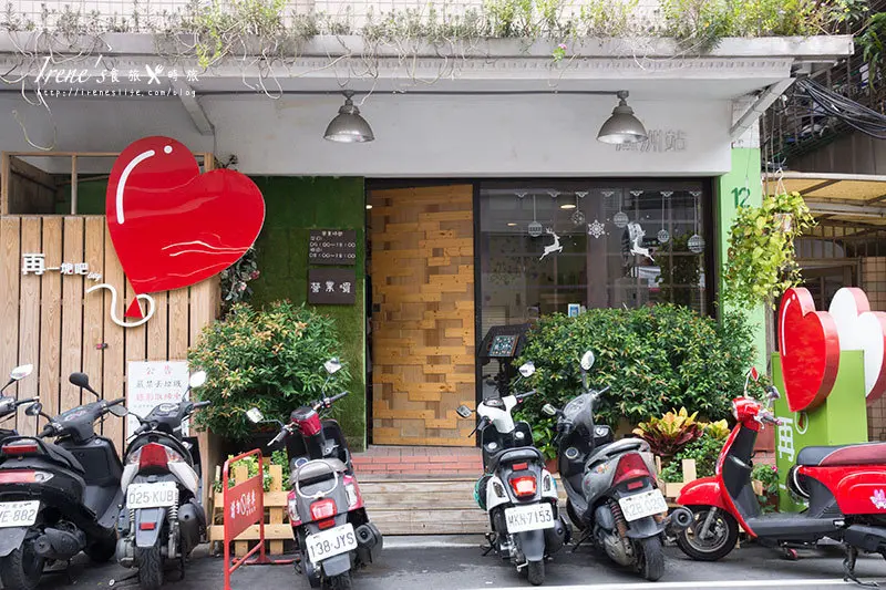 切成條狀的吐司，淋上厚厚一層熔岩花生醬，傾倒而洩的模樣，太誘人了！花生醬柔滑香濃，濕潤不乾，帶有花生顆粒，口感份外加分，喜歡花生味的千萬不要錯過這款。