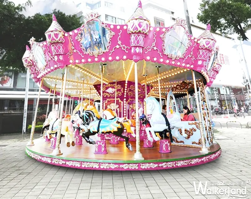 網美等不及了！屏東縣政府打造浪漫粉色「屏東聖誕節」，超夢幻「粉紅色旋轉木馬」準備洗版網美的ig牆。