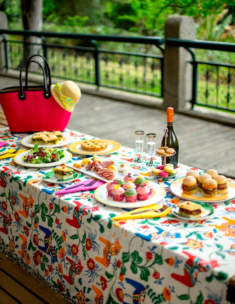 Victoria時尚野餐籃相約草地見！五星主廚實現你的春天野餐優雅感！