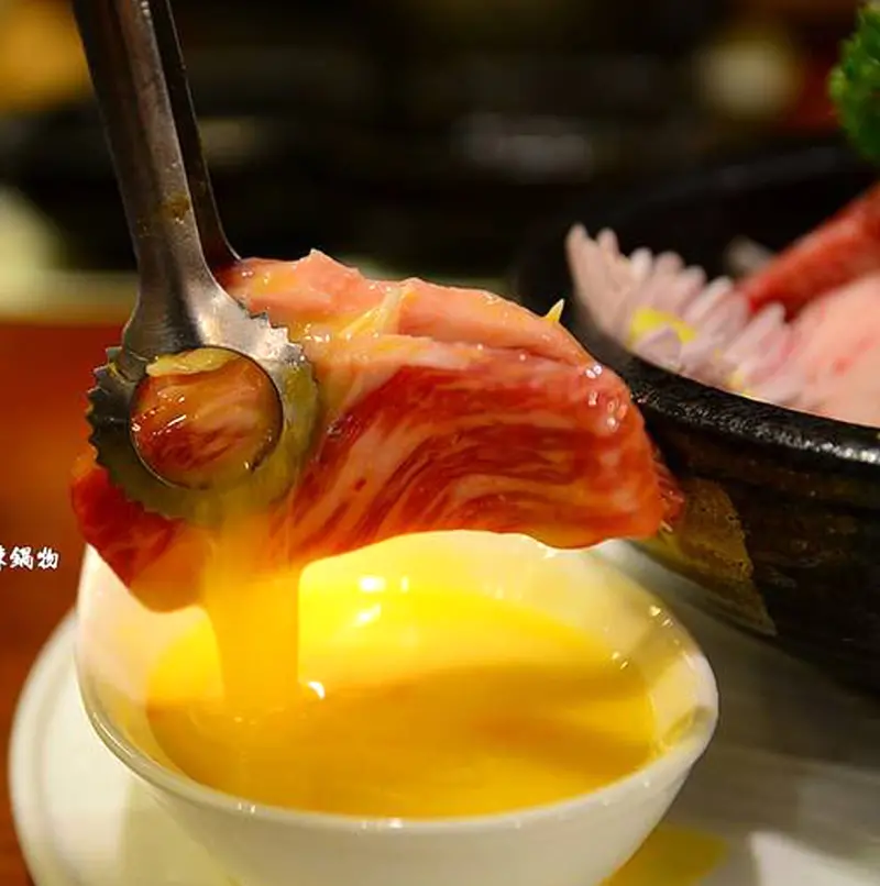 【高雄│美食】無紅油養生麻辣鍋，特推月見牛肉，等你來相聚。聚梧桐臻品麻辣鍋物