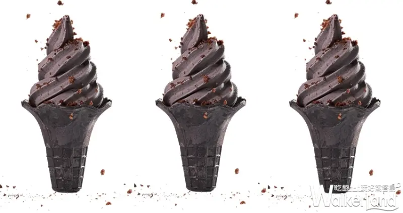 黑火山霜淇淋強勢升級回歸！大心新泰式麵食推出全面黑化「黑火山芝麻巧酥霜淇淋」，並再加碼暖心「熊大心零錢包杯套」。