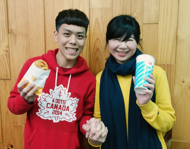 今年情人節換個口味！「十指緊扣」到21世紀風味館放閃洋蔥圈免費送！