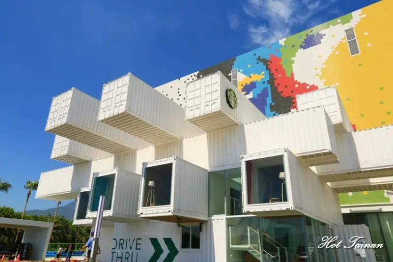 星巴克特色門市「星巴克洄瀾門市」 /美食窩客 熱血玩台南 提供