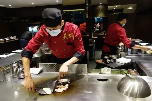 美食窩客 Emily Yang 曾在「天銅平價鐵板燒」