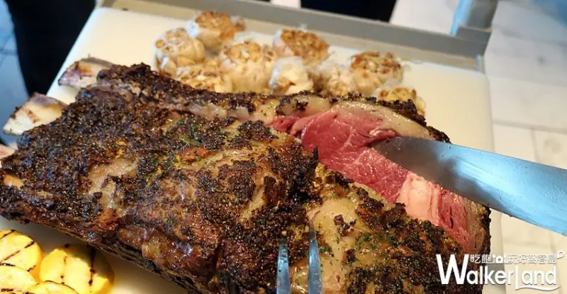 堪稱全台最高吃到飽菜色再升級！板橋人一定會知道的50樓Café推出史上最超值「海陸盛典」，三塊戰斧牛排就有回本的感覺。