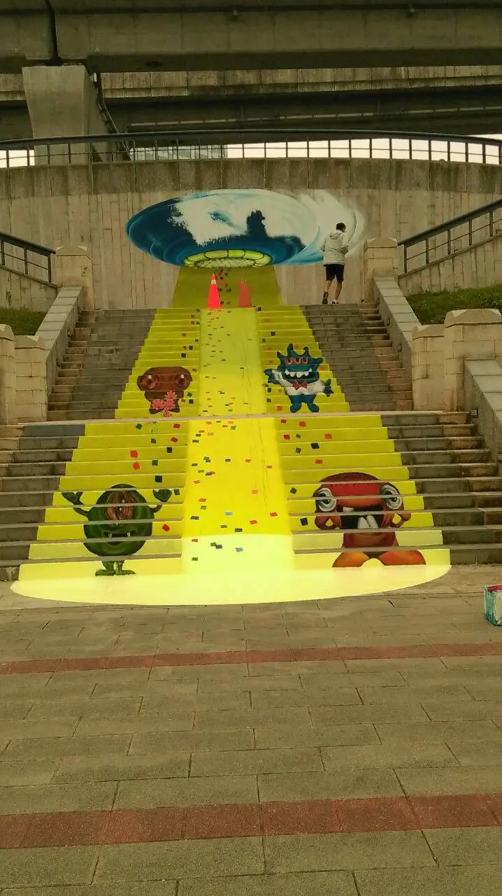 外星人入侵？！「幸福水漾公園」新造景，外星人彩繪階梯亮相！