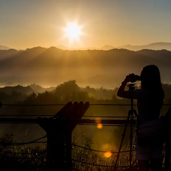 2018必做的第一件事，衝「二寮望日平臺」，在潑墨山景和雲海中迎接絕美曙光。