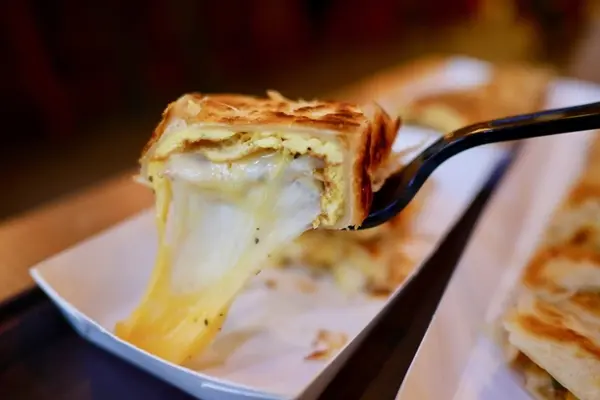 美食窩客 吳佩佩 曾在「長勝君捲蛋餅專賣店」