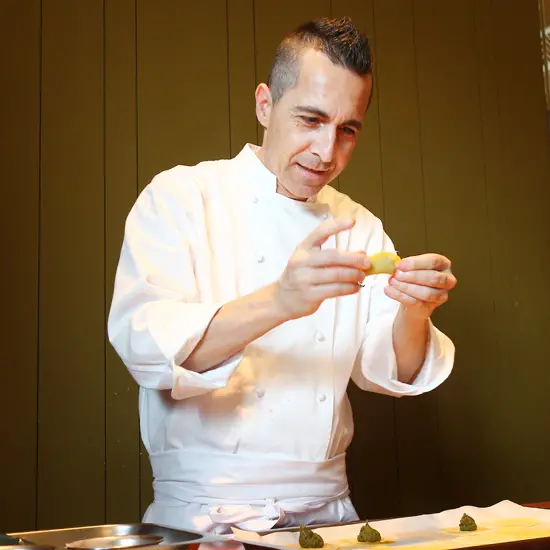 義大利型男主廚上菜，炎炎夏季這樣吃最過癮！文華東方酒店BENCOTTO 義式餐廳新菜上檔，重現家鄉媽媽的味道。