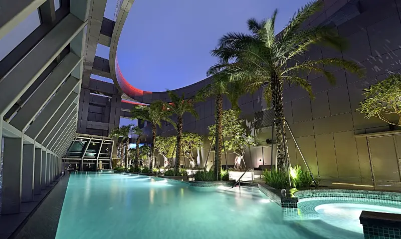 重返榮耀戰場！台北新板希爾頓酒店強勢回歸，要用無邊際泳池、千坪獨棟宴會樓搶攻市場，10/12正式開放入住。