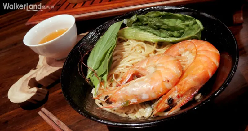 水云濮 塔香蝦油乾麵 以鮮蝦及獨門醬料泡製的蝦油調製 佐以九層塔