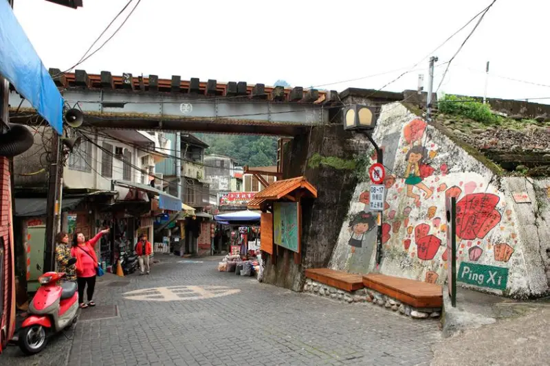 平溪火車受基隆河的地勢影響，走在老街上會形成火車頭頂過的特殊景觀，總讓人停下腳步歡呼