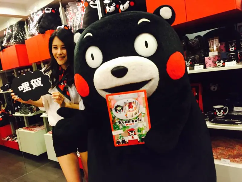 開幕體操秀超萌！KUMA Café 熊本熊主題咖啡來了，周邊商品商機大！