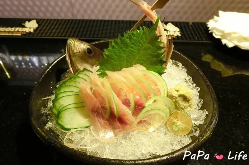 【美食】台北內湖捷運美食。瘋酒屋。日式居酒屋。刺身(生魚片)。握壽司。壽司。創意料理+英式調酒，客製化的英式調酒創造屬於自己心境的美酒