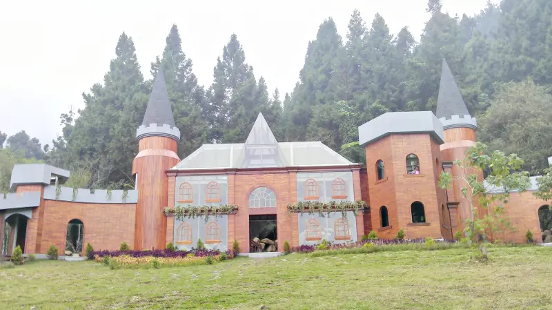 【打卡新景點】迷濛夢幻宛如歐洲的「溪頭玻璃城堡」 