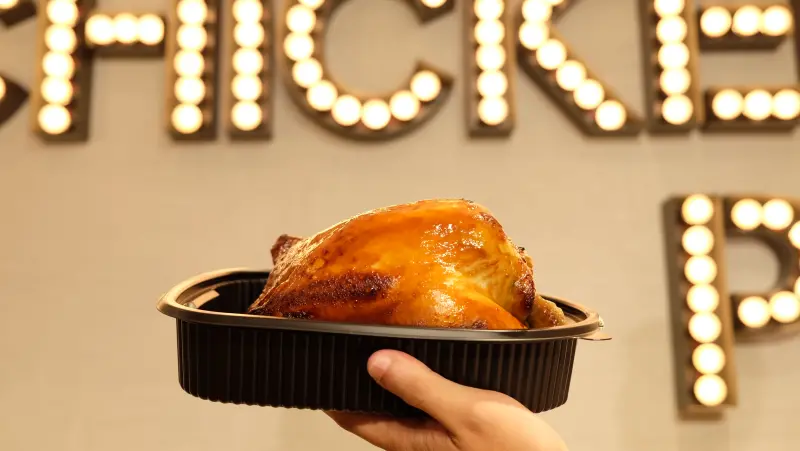 新莊人真的等太久了！台灣手扒雞創始店「香雞城」每日限量700隻，再掀瘋狂排隊旋風。