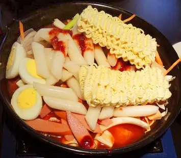 呷飽祙【台北大安･黃OPPA辣炒年糕】內有花美男，不喜慎入