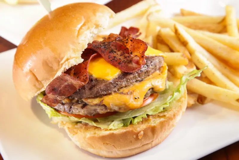 天天有特價！「FRIDAYS漢堡月」啟動，五款正宗美牛漢堡超牛上市！